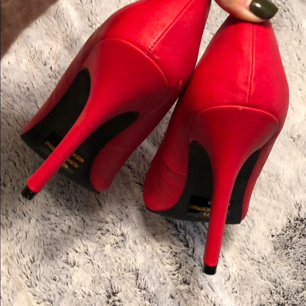 Red pointed heels - Picture 4 of 5
